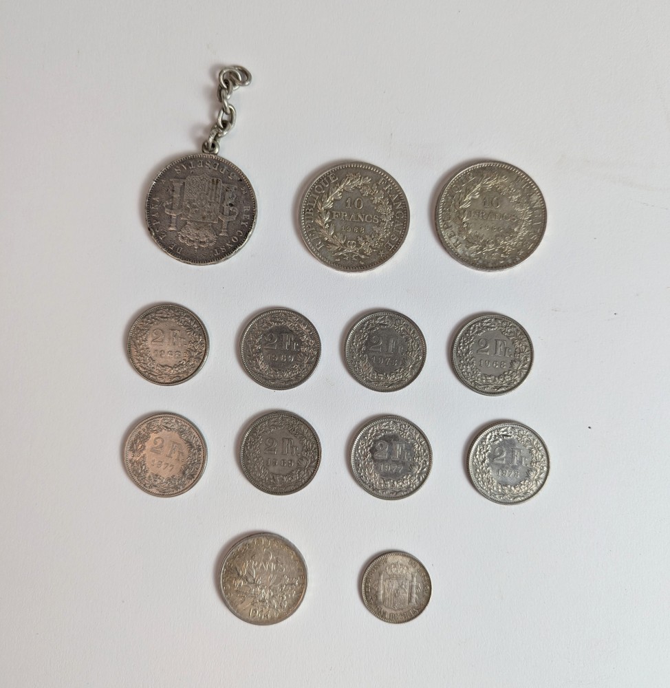 QUATRE PIECES en argent comprenant :