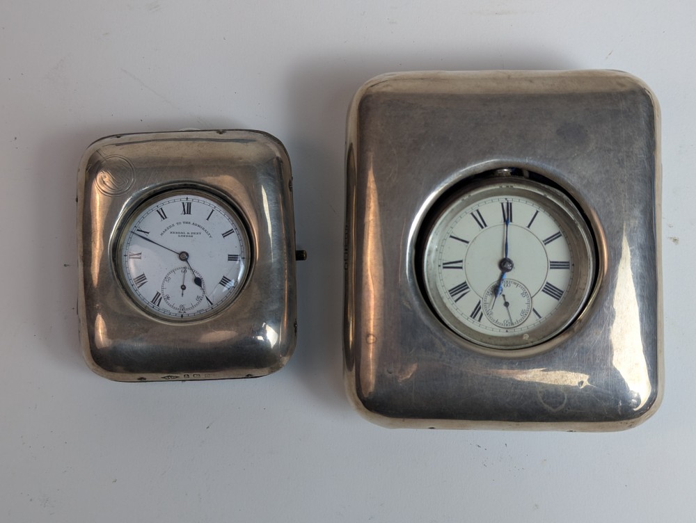 DEUX MONTRES DE POCHE en argent, l'une signée...