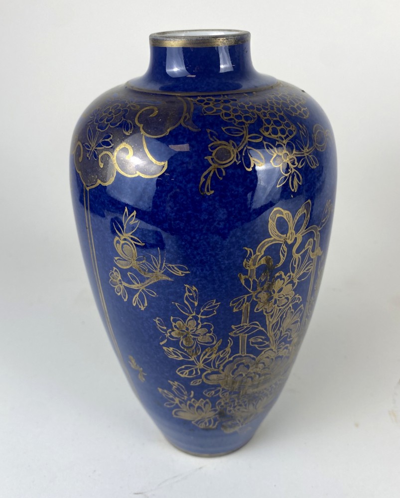 PETIT VASE ovoïde en porcelaine émaillée...