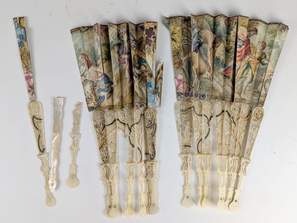 ÉVENTAIL de type plié en nacre à double feuille...