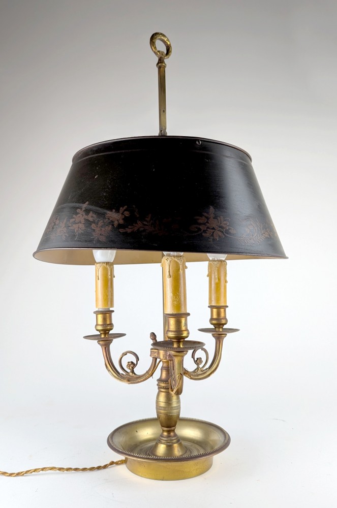 LAMPE BOUILLOTTE en bronze doré à trois bras...