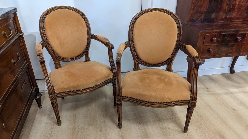 PAIRE DE FAUTEUILS à dossier médaillon cabriolet,...