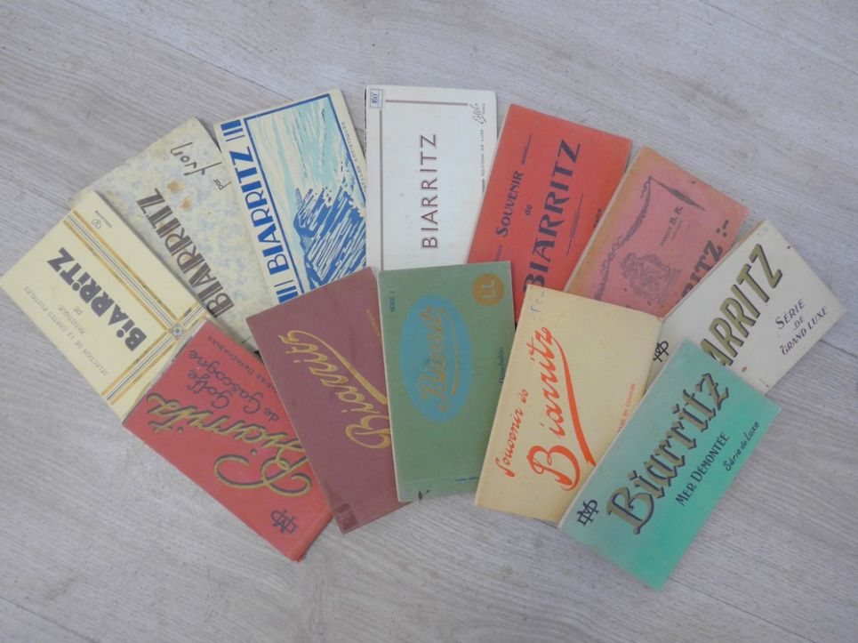 DOUZE PETITS ALBUMS DE PHOTOGRAPHIES "Souvenir...