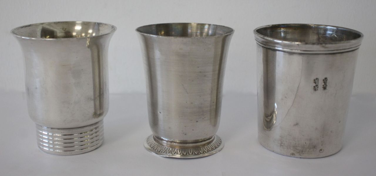 TROIS TIMBALES en métal argenté, dont une...