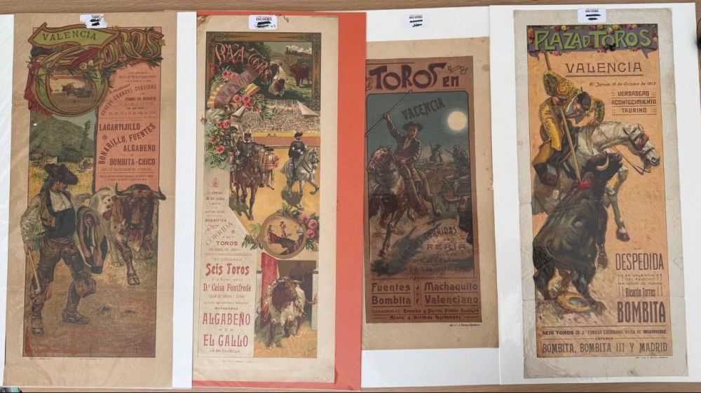 VALENCE 
17 PLACARDS lithographiés sur soie...