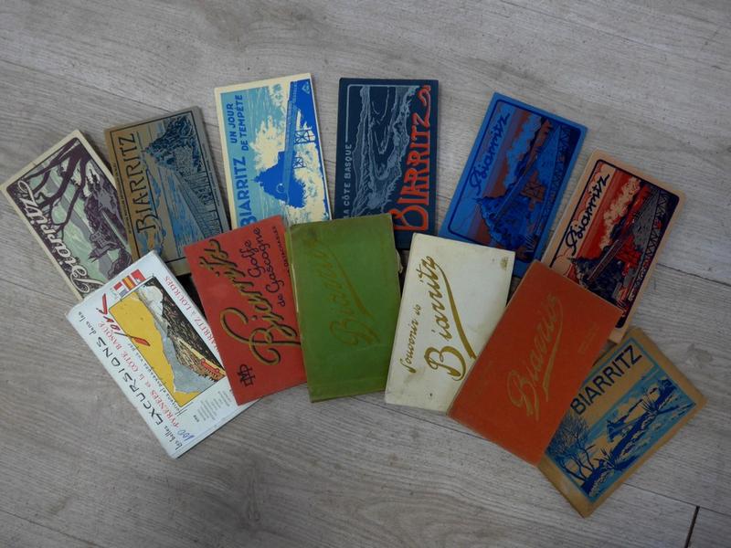 DOUZE PETITS ALBUMS DE PHOTOGRAPHIES "Souvenir...