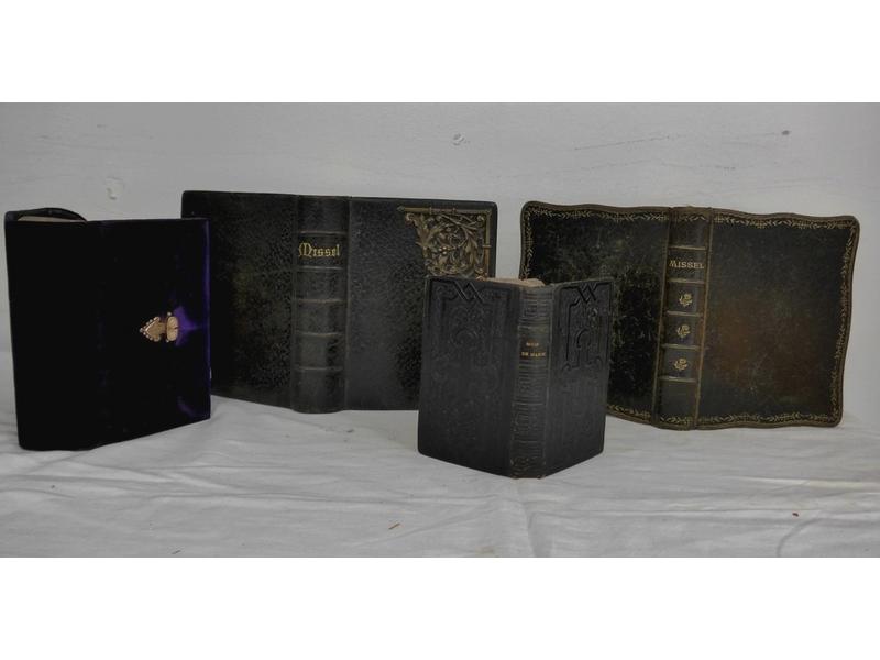 LOT DE QUATRE MISSELS ou LIVRES DE MESSE...