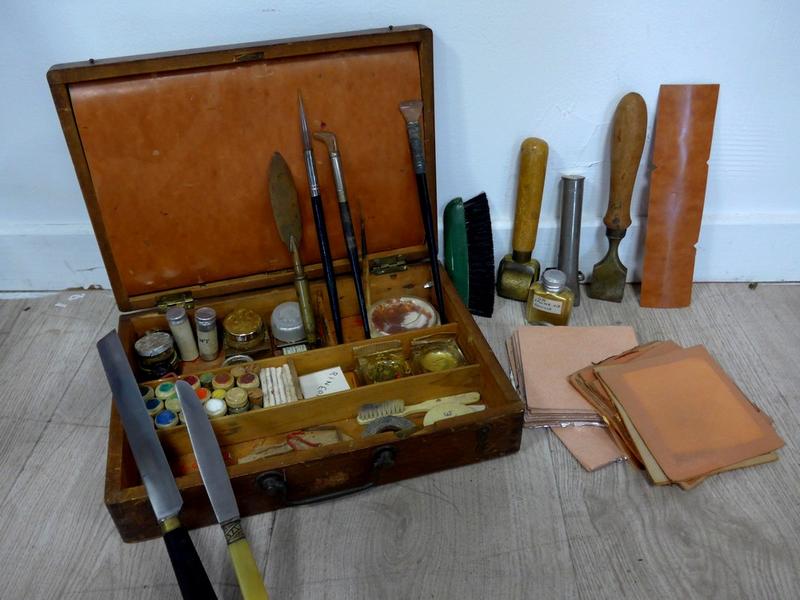 BEL ENSEMBLE DE MATERIEL DE RELIEUR, comprenant...