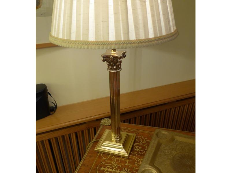 LAMPE DE BUREAU à piètement en colonne corinthienne...