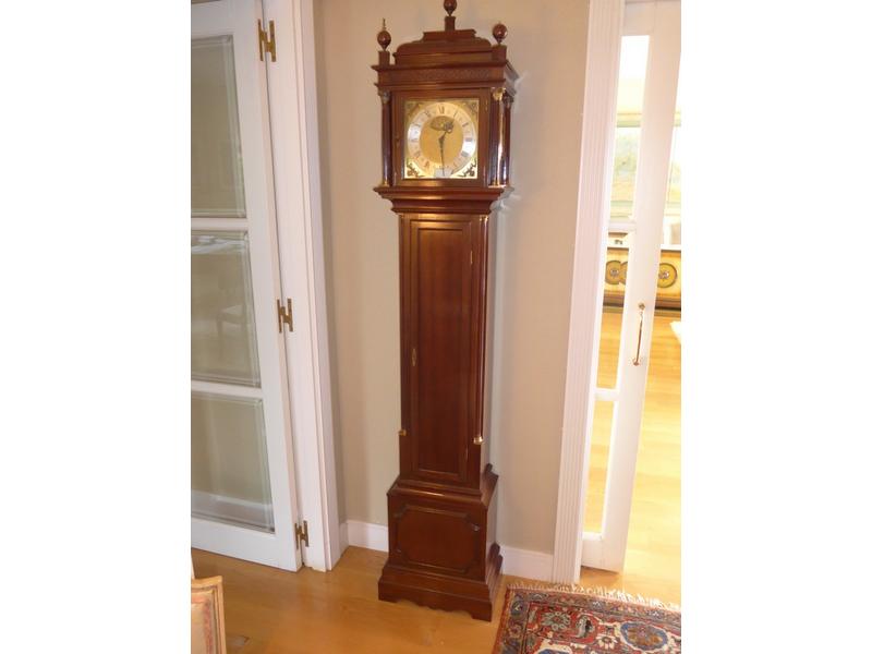 PENDULE DE PARQUET en acajou et placage d'acajou,...