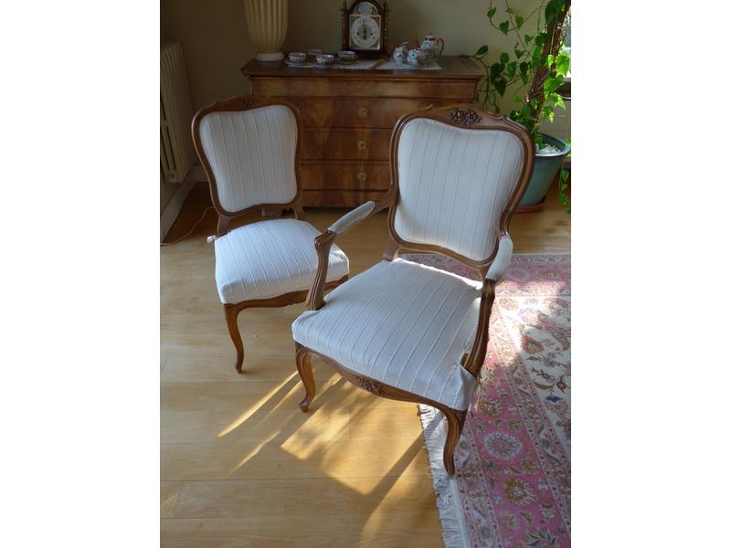 SUITE DE DEUX FAUTEUILS et SIX CHAISES en...