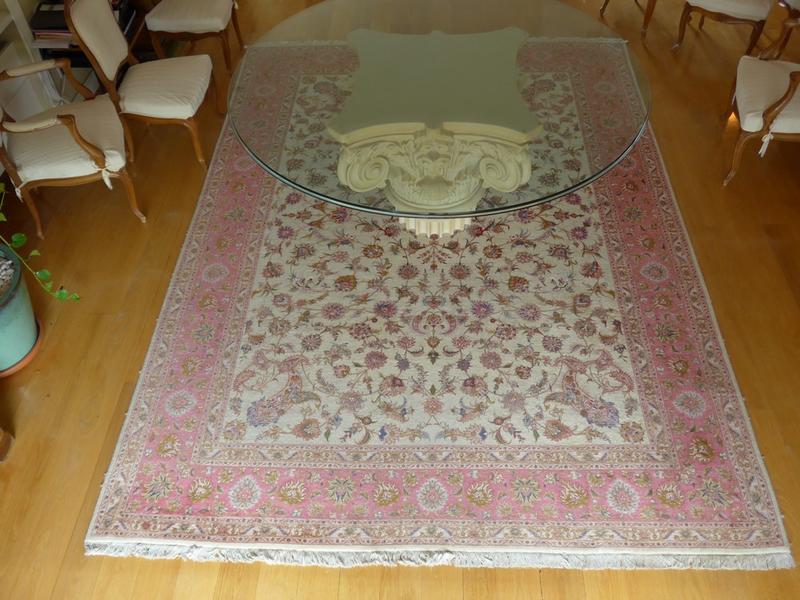 TAPIS en laine et soie à décor de fleurs...