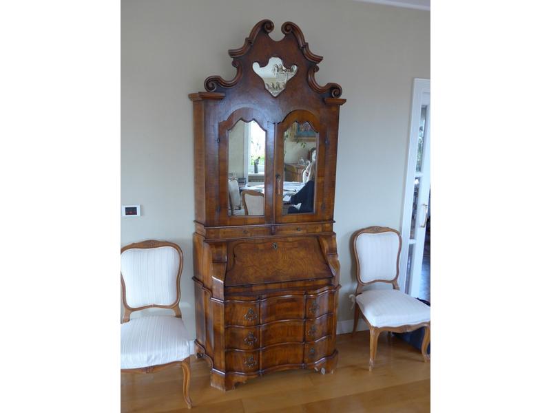 BUREAU SCRIBAN en placage de noyer et ronce...