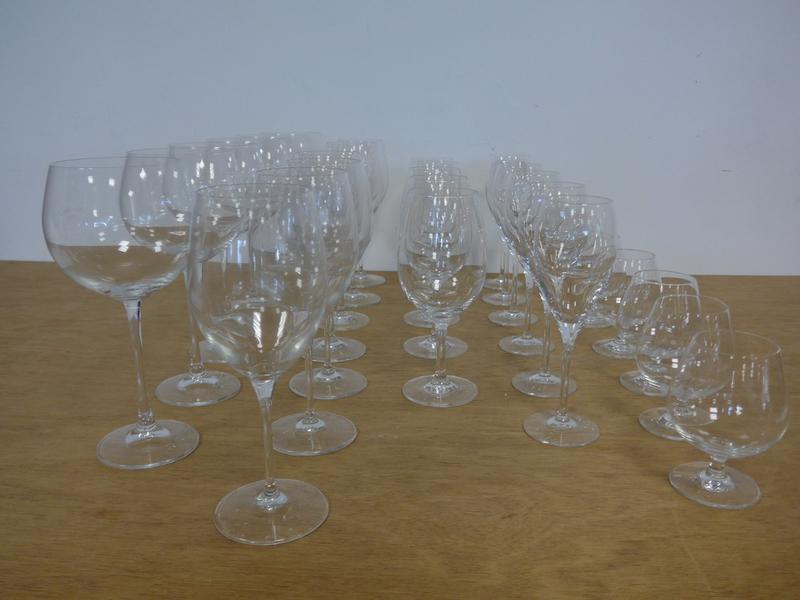 TRES IMPORTANT LOT DE VERRES déparéillés...