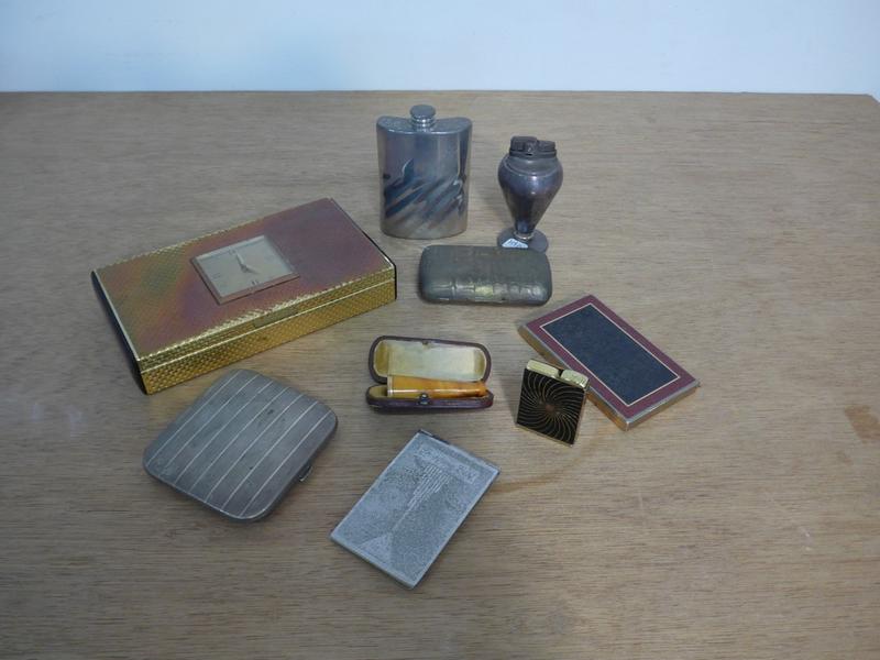 ENSEMBLE D'OBJETS DE FUMEUR, dont briquets,...