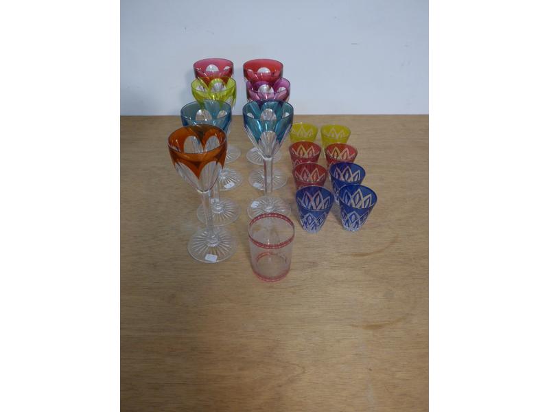 SEPT GRANDS VERRES A PIED en cristal coloré,...