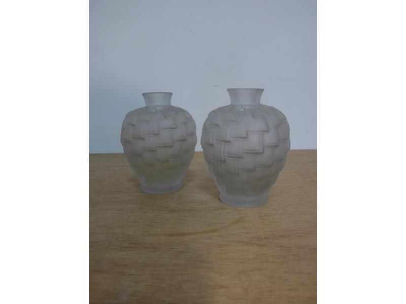 PAIRE DE PETITS VASES balustre en verre moulé...