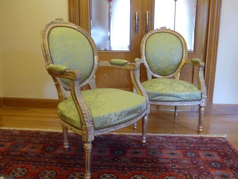 PAIRE DE FAUTEUILS à dossier médaillon cabriolet...