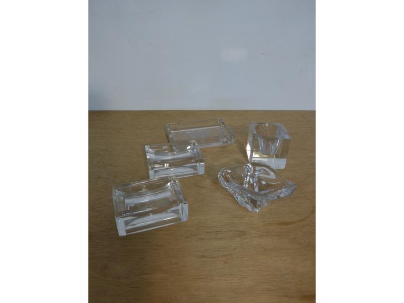 QUATRE CENDRIERS en cristal, dont un Baccarat...