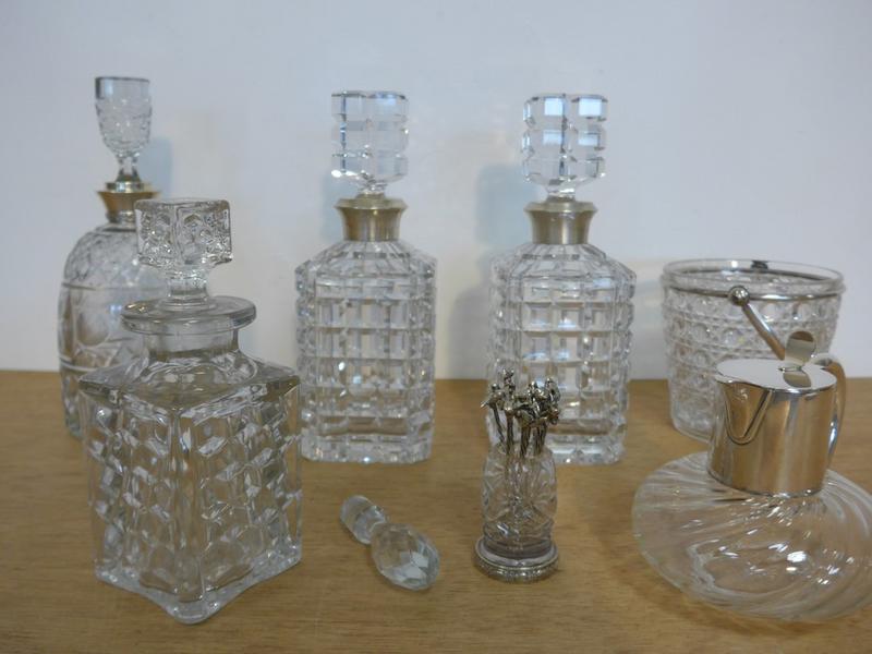 - PAIRE DE CARAFONS en cristal taillé à ...