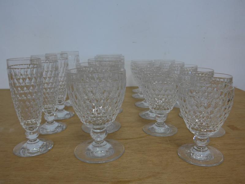 DEUX SERVICES DE VERRES à pied, l'un VILLEROY...
