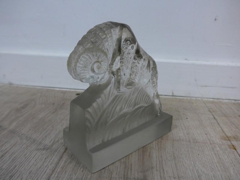 BOUC en verre moulé.
