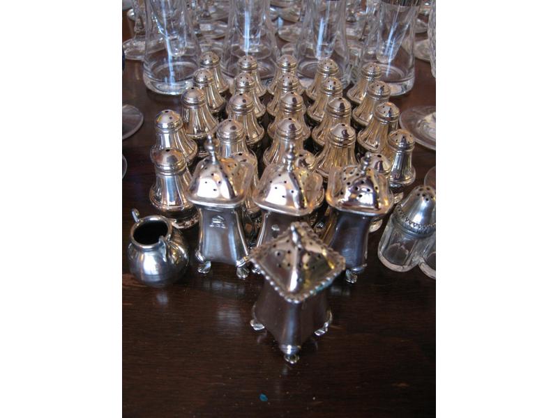 VINGT-QUATRE SALERONS balustre en argent...