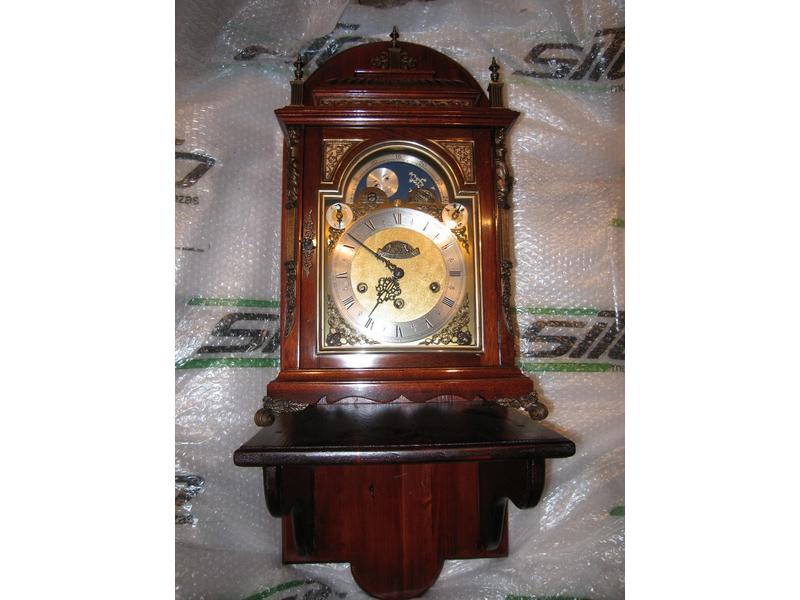 PENDULE D'APPLIQUE en acajou et placage d'acajou...