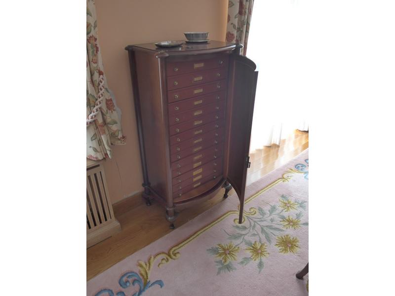 MEUBLE DE RANGEMENTS ou ARGENTIER en acajou...