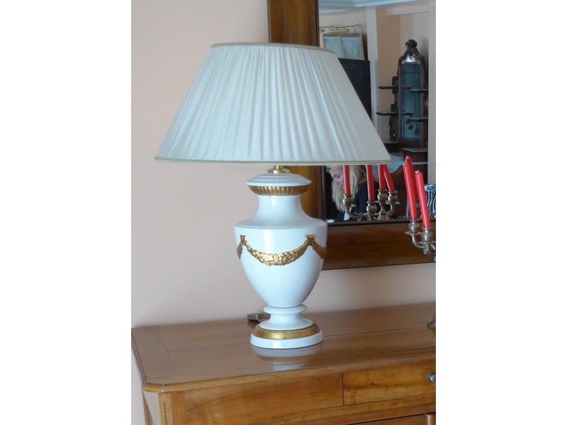 PAIRE DE LAMPES balustre en céramique blanche...