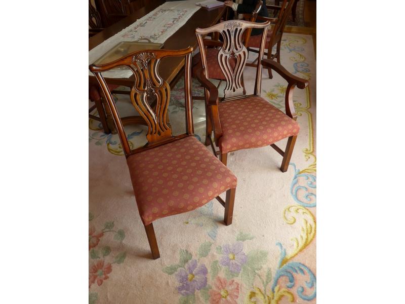 SUITE DE SIX FAUTEUILS et DEUX CHAISES en...