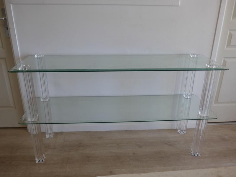 CONSOLE à deux plateaux en verre et piètement...