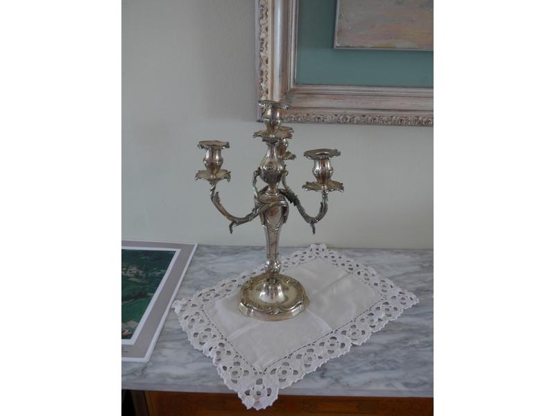 PAIRE DE CANDELABRES à quatre lumières en...