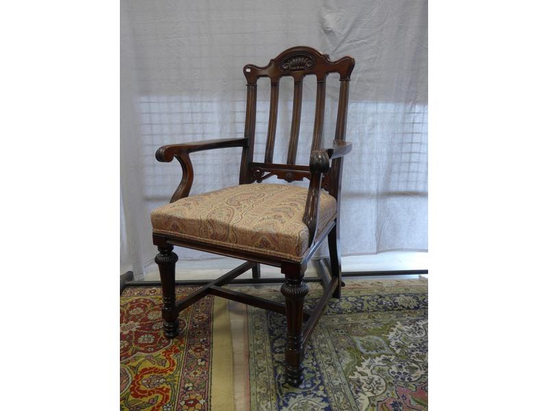 FAUTEUIL DE BUREAU en acajou mouluré et sculpté,...