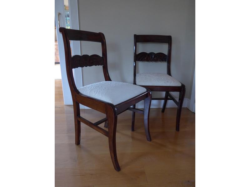 PAIRE DE CHAISES à dossier renversé à bandeaux...