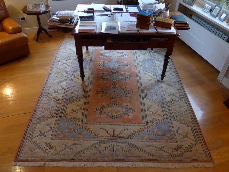 TAPIS en laine à décor de cinq losanges sur...
