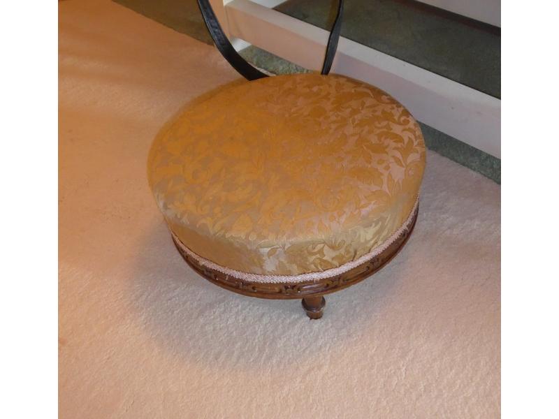 TABOURET de pied rond.