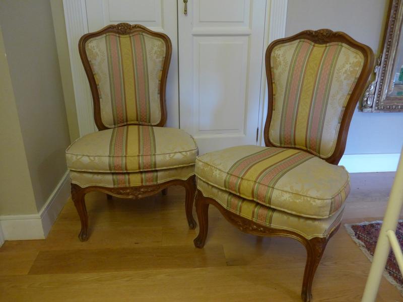 PAIRE DE CHAISES CHAUFFEUSES en hêtre mouluré...
