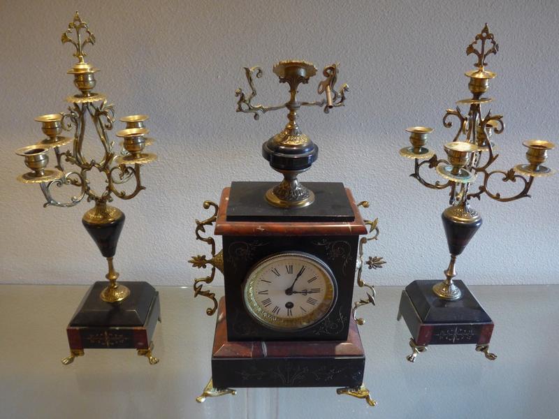 GARNITURE DE CHEMINEE en placage de marbres...