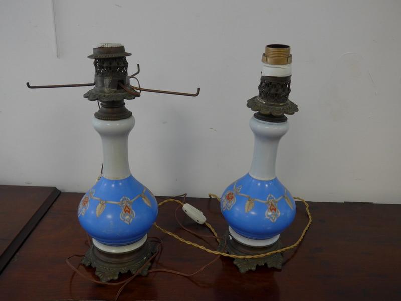 PAIRE DE LAMPES balustre en porcelaine émaillée...