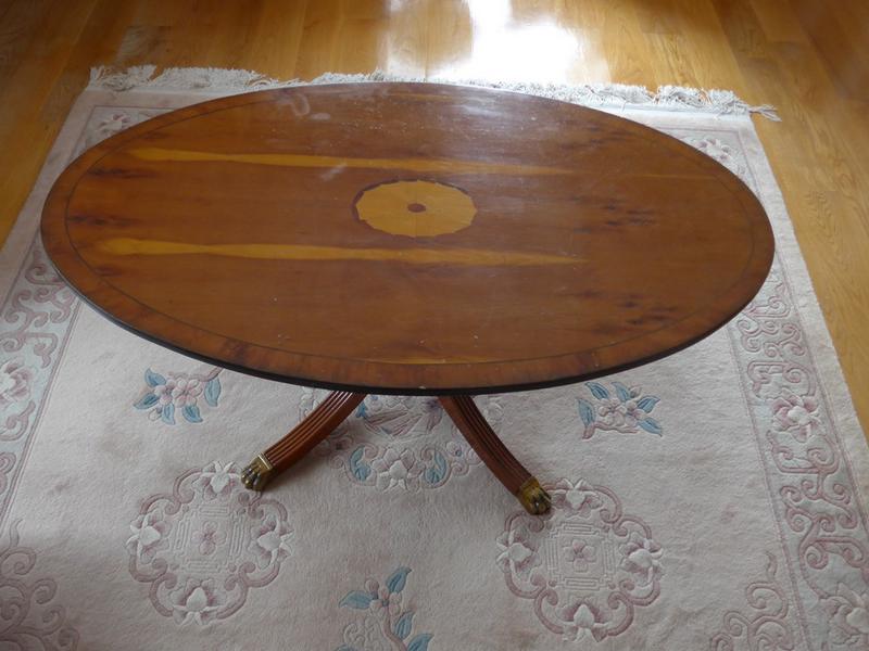 TABLE BASSE ovale en acajou et pin marquetés,...