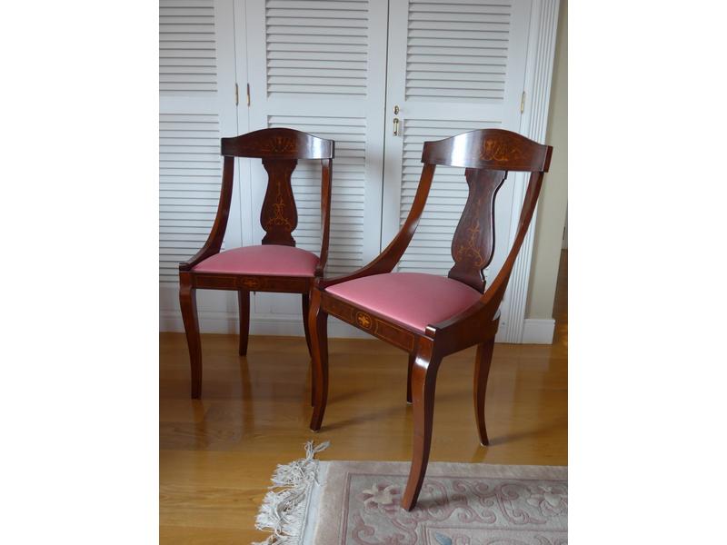 PAIRE DE CHAISES gondoles en placage d'acajou...