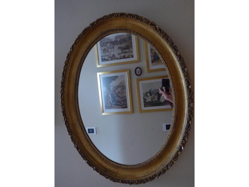 MIROIR ovale dans un cadre en bois stuqué...
