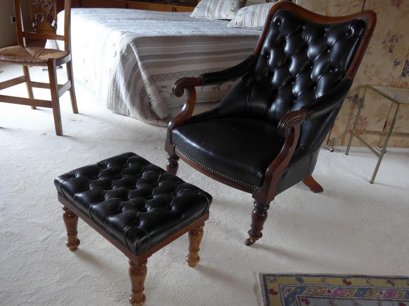 FAUTEUIL DE REPOS et un TABOURET DE PIED...