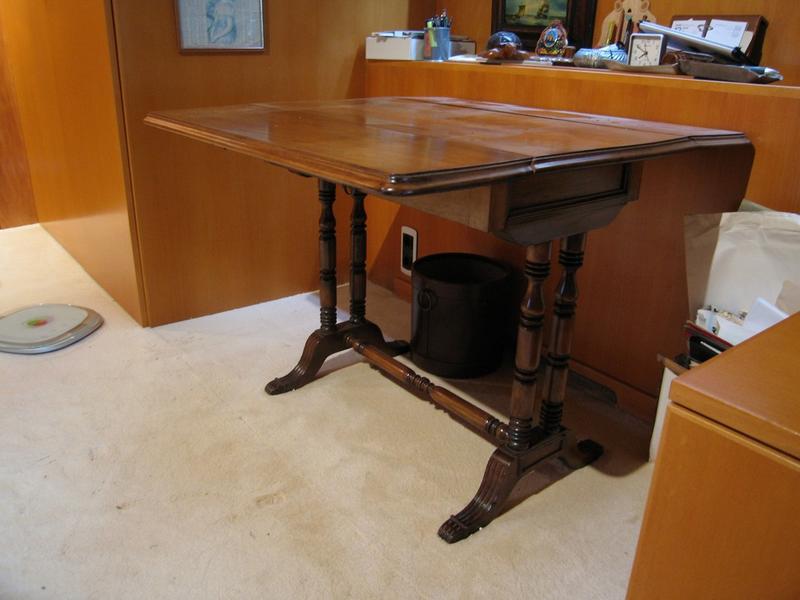 TABLE rectangulaire à volets en noyer, piètement...