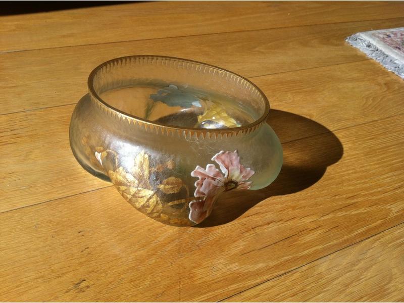 VASE en verre émaillé à décor de fleurs.