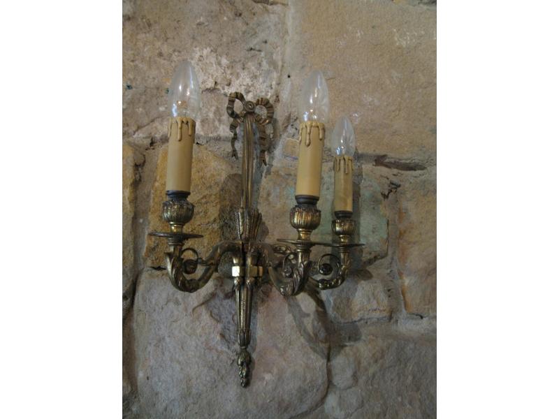 APPLIQUE en bronze à trois bras de lumière,...