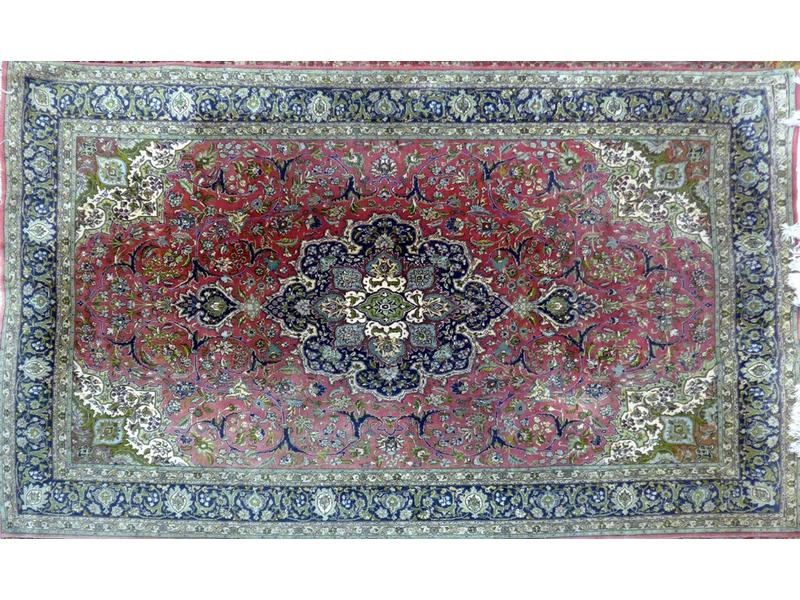 TAPIS en laine à décor de fleurs et rinceaux...