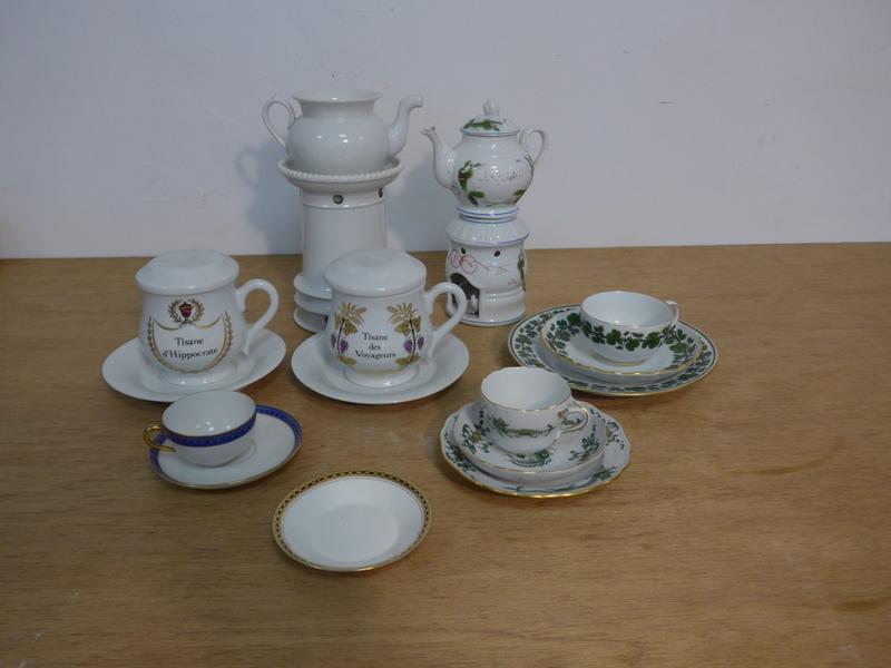 LOT DE TISANIERES, TASSES, SOUS-TASSES en...