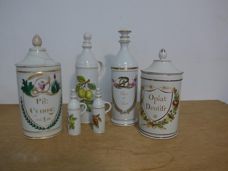 QUATRE BOUTEILLES A LIQUEUR en porcelaine...